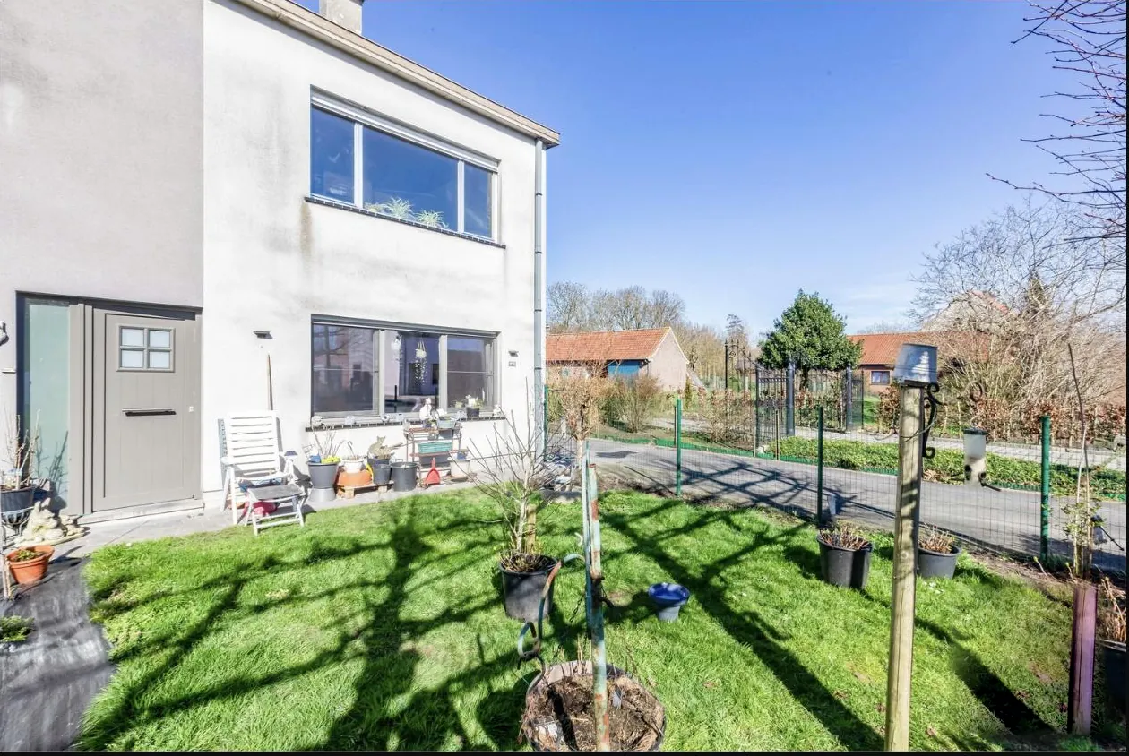 Achtergevel met tuin en terras