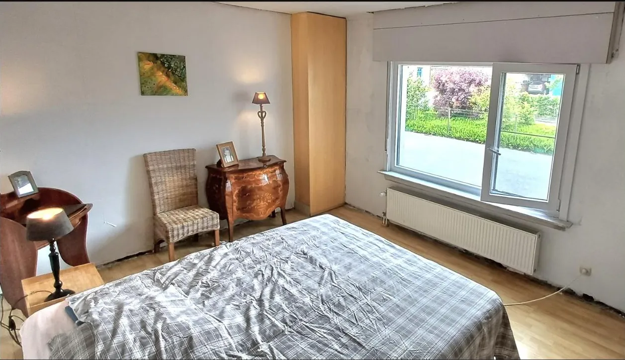 Slaapkamer met raam op de tuin